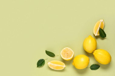 Taze taze limon ve yeşil arka planda yapraklar