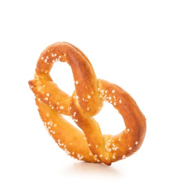 Beyaz arka planda tuzlu kraker.