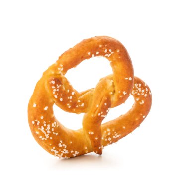 Beyaz arka planda tuzlu kraker.