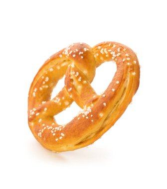 Beyaz arkaplanda taze tuzlu kraker