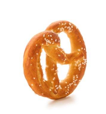 Beyaz arka planda tuzlu kraker.