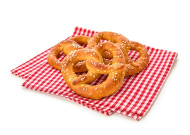 beyaz zemin üzerine lezzetli tuzlu kraker