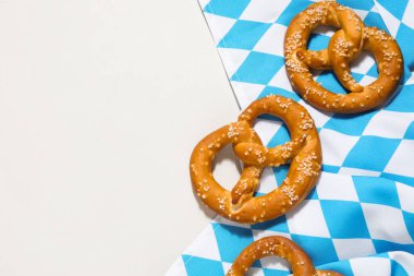 Gri arka planda Bavyera bayrağı olan lezzetli tuzlu krakerler.