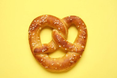 Sarı arka planda tuzlu kraker.