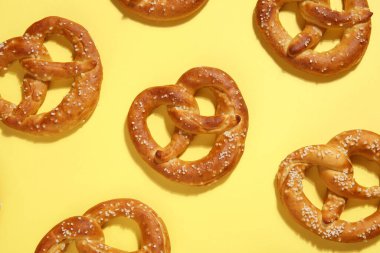 Sarı arka planda lezzetli tuzlu krakerler.