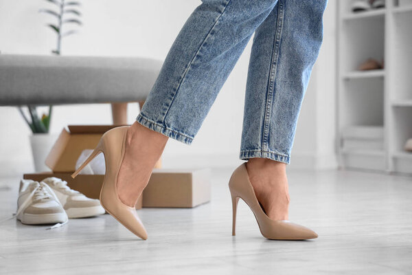 Молодая женщина в новых бежевых туфлях на высоких каблуках