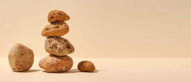 Bej arkaplanda pürüzlü taşlar ve metin için boşluk