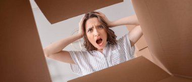 Sorunlu kadın, açık kutu, içeriden görüş.