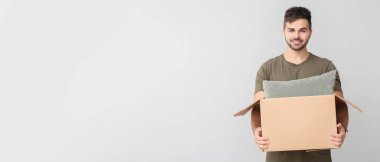 Arka planda paket olan genç bir adam.