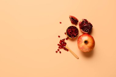 Taze nar ve turuncu arka planda çekirdekli kase.