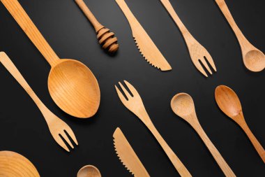 Siyah arkaplanda ahşap mutfak aletleri