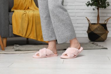 Pembe terlikli kadın bacakları odada, yakın plan.