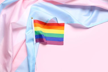 Pembe arka planda transseksüel ve LGBT bayrakları