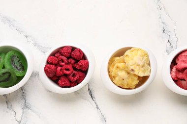 Beyaz arka planda farklı susuz meyve ve meyveler var.