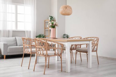 Masa, sandalye ve kanepe yemek odasında.