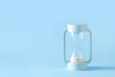 Mavi zemin üzerinde beyaz kum bulunan şık kum saati