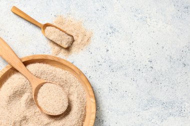 Hafif grunge arkaplan üzerinde psyllium kabuk pudrası ile kase metin için boşluk