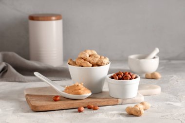 Üzerinde fıstık ezmesi ve fındık olan bir tahta.