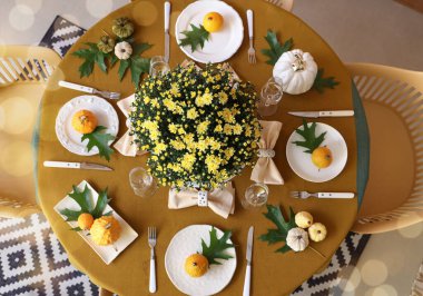 Çiçekler ve balkabaklarıyla sonbahar masası