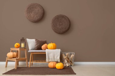 Odanın içi yumuşak bank, dışkı ve balkabağıyla dolu.