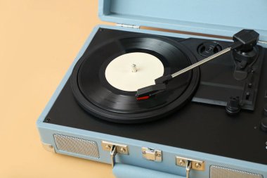 Bej tablo üzerinde vinil diski olan kayıt çalar, yakın plan