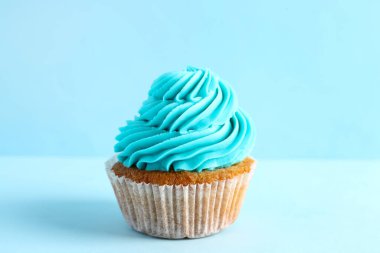 Mavi arka planda lezzetli kekler.