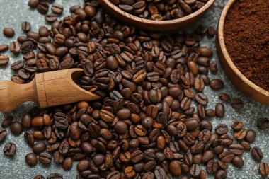 Gri arka planda bir yığın kahve çekirdeği.