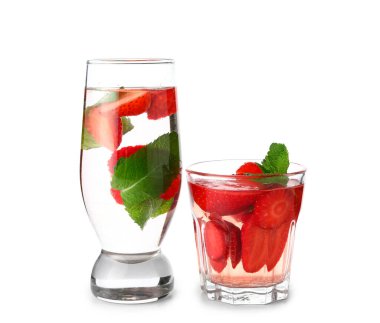 Beyaz arka planda çilekli ve naneli bir bardak erimiş su.