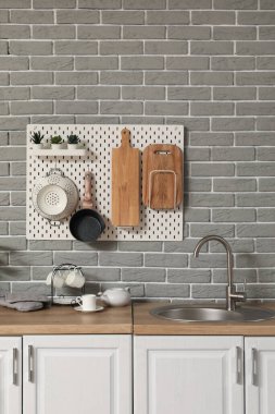 Tahta, lavabo ve çatal bıçaklı modern mutfak.