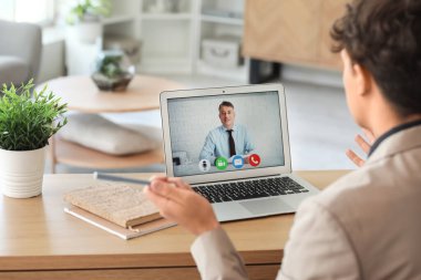 Delikanlının evde iş görüşmesi var.