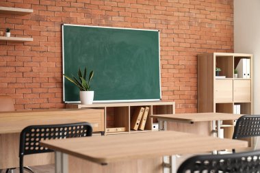 Şık, boş sınıfın içi.