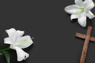 Güzel zambak çiçeklerinden yapılmış çerçeve ve siyah arka planda çapraz