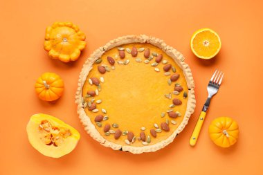 Portakallı, bademli ve renkli tohumlu lezzetli balkabaklı tart.