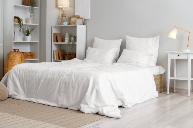 Yatak odasının içinde raf üniteleri ve parlayan lambalar var.