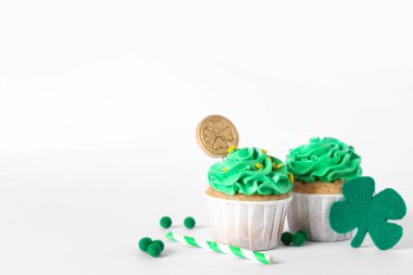 Beyaz arka planda Aziz Patrick Günü için dekorasyonu olan lezzetli kekler.