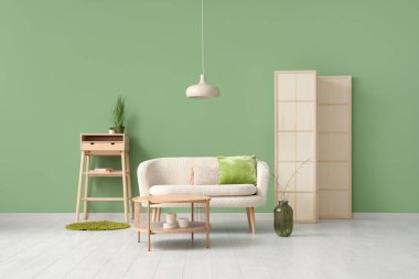 Kanepesi ve masası olan modern bir oturma odası.