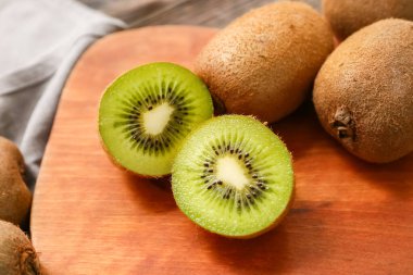 Tahta arka planda taze kivi olan tahta, yakın plan.