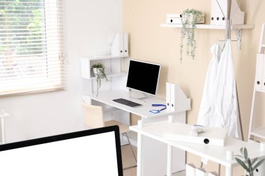 Modern işyerine sahip doktor ofisinin içi aydınlık.