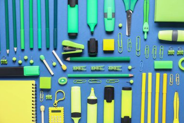 Mavi arka planda farklı okul kırtasiyesi. Üst görünüm