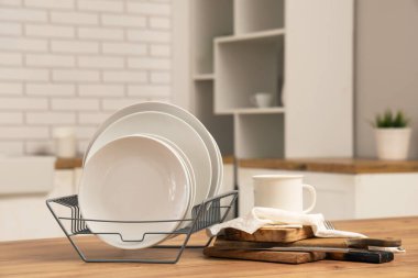 Temiz tabaklar, tahta kesme tahtaları ve ahşap mutfak tezgahında peçeteler.