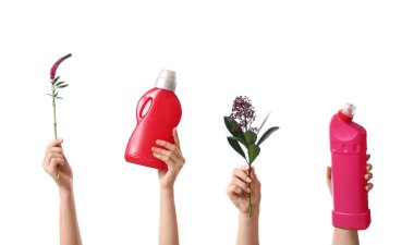 Beyaz arka planda izole edilmiş deterjan ve çiçeklerle dolu kadın elleri.