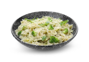 Beyaz arka planda brokoli ve fesleğenli bir kase lezzetli farfalle makarna.