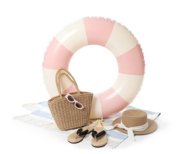 Şişme halka ve plaj aksesuarları beyaz arka planda izole edilmiş, yakın plan.