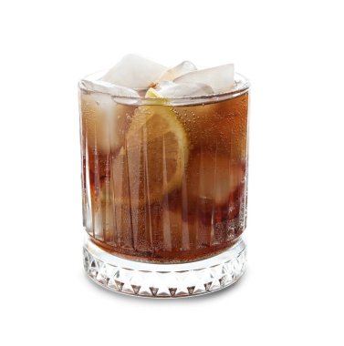 Beyaz arka planda bir bardak Long Island buzlu çay kokteyli.