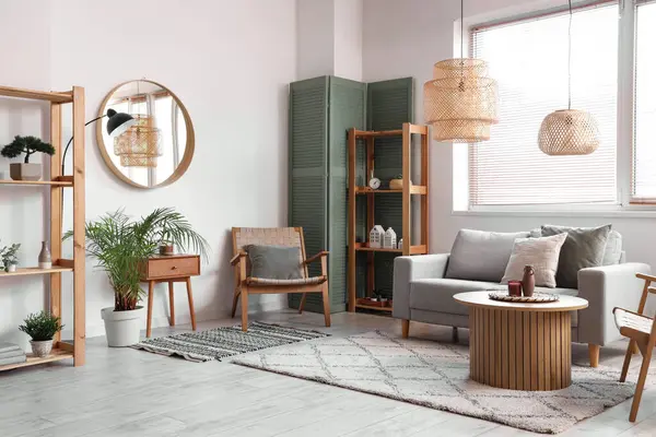 Rahat kanepesi, masası ve katlanır perdesi olan modern oturma odasının içinde.