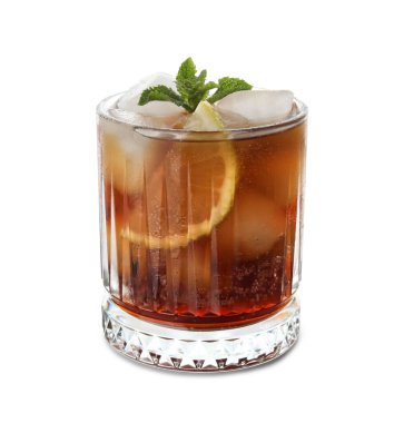 Beyaz arka planda naneli Long Island buzlu çay kokteyli.