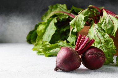 Beyaz masada taze pancar kökleri