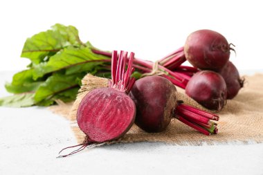 Beyaz arka planda taze pancar kökleri