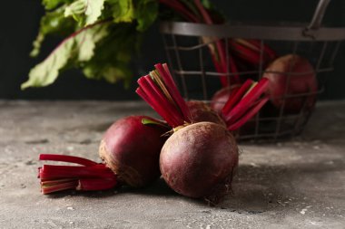 Gri masada taze pancar kökleri