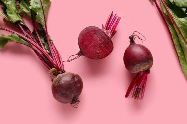 Pembe arka planda taze pancar kökleri